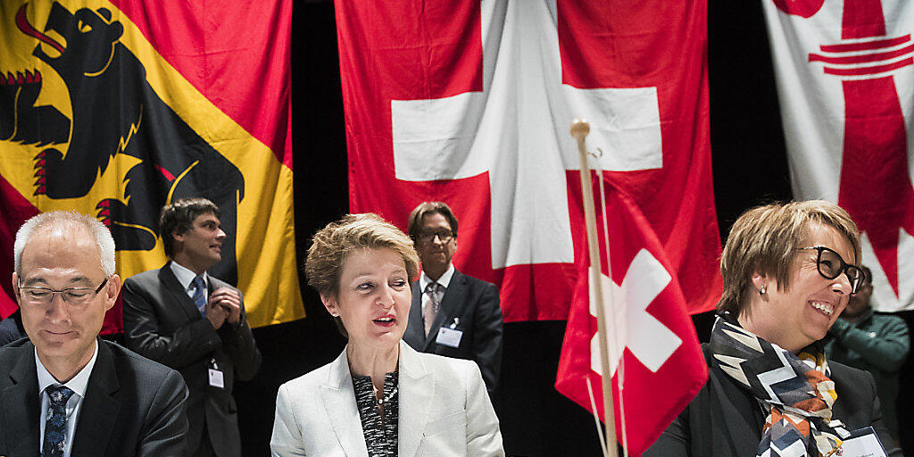 Bernhard Pulver, Simonetta Sommaruga und Nathalie Barthoulot (v.l.n.r.) unterzeichnen den Beschluss zur Auflösung der Interjurassischen Versammlung.