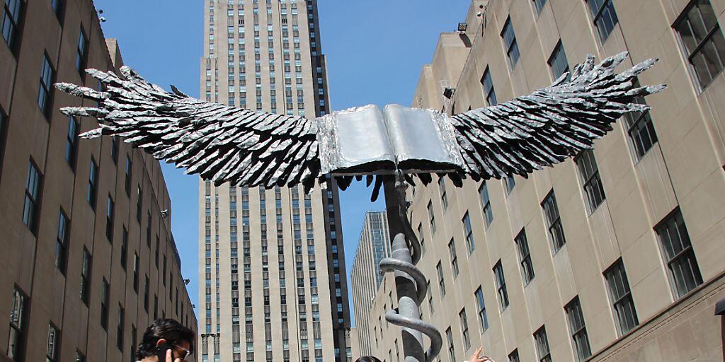 Vor dem Rockefeller Center in New York ist die Skulptur "Uraeus" des Künstlers Anselm Kiefer aufgestellt worden.