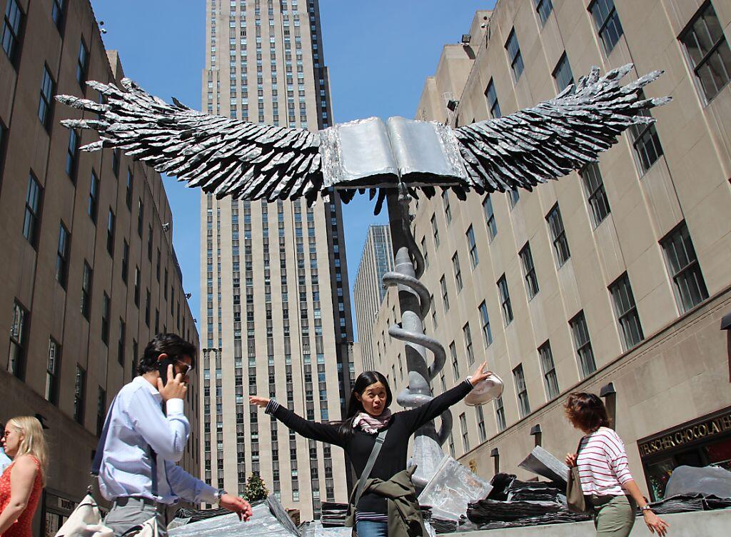 Vor dem Rockefeller Center in New York ist die Skulptur "Uraeus" des Künstlers Anselm Kiefer aufgestellt worden. Vor dem Rockefeller Center in New York ist die Skulptur "Uraeus" des Künstlers Anselm Kiefer aufgestellt worden.