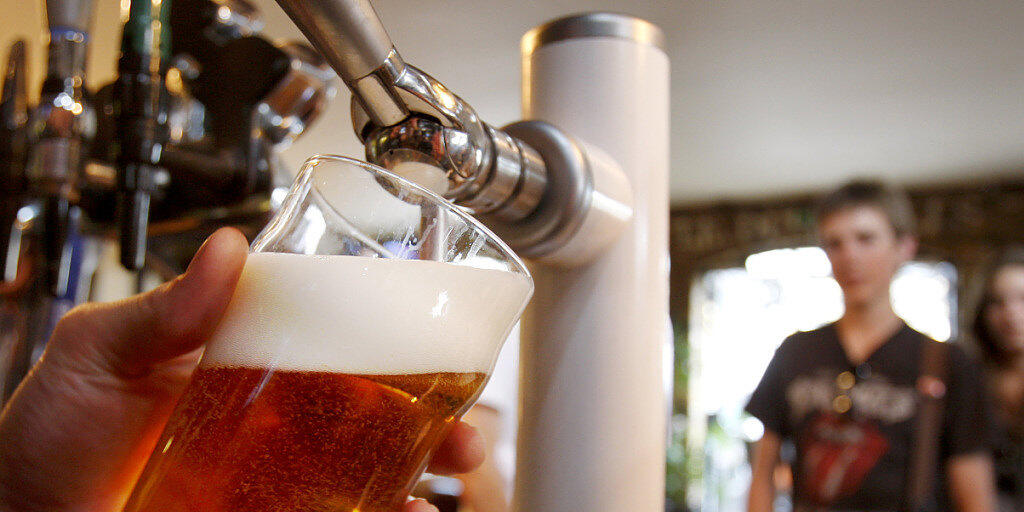 Während der Fussball-WM droht eine Bierknappheit. (Symbolbild)