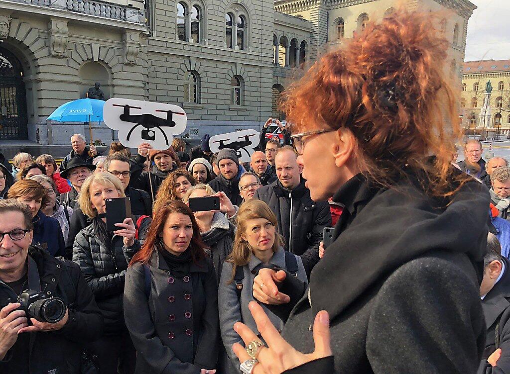 Autorin Sibylle Berg vom Referendumskomitee spricht an der Auftaktveranstaltung zum Referendum im April (Archivbild). Autorin Sibylle Berg vom Referendumskomitee spricht an der Auftaktveranstaltung zum Referendum im April (Archivbild).