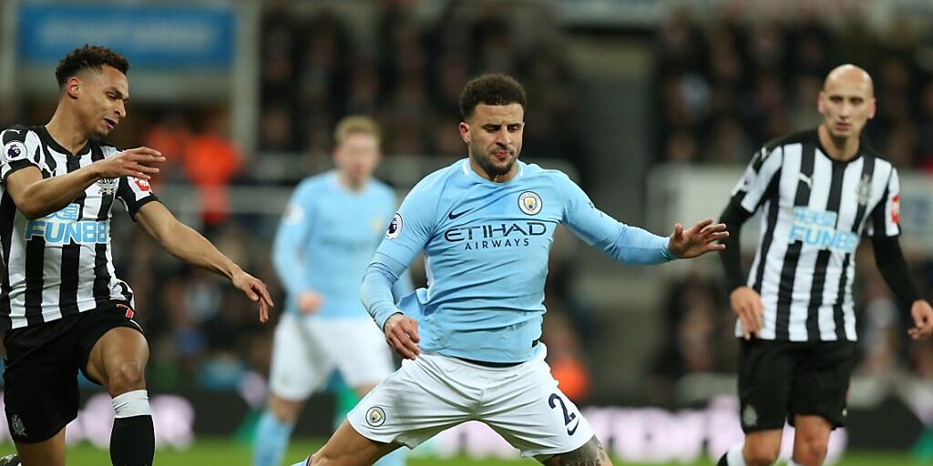 Manchester Citys Verteidiger Kyle Walker feierte mit seinem Team den 18. Meisterschaftssieg in Folge