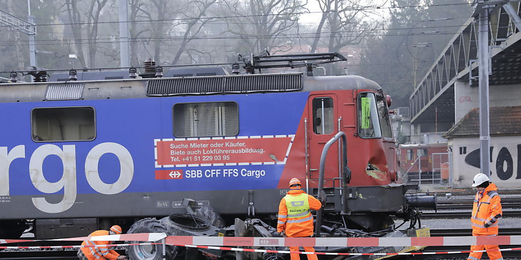 Tragischer Unfall im Bahnhof Winterthur: Bei der Kollision mit einem Güterzug ist der Führer eines Baustellenfahrzeugs ums Leben gekommen.
