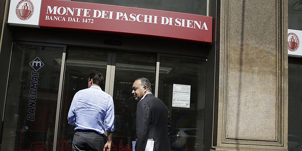 Der italienische Staat hatte die Bank Monte dei Paschi  mit Milliarden vor dem Kollaps bewahrt. Italienische Banken haben Problemdarlehen im zweiten Quartal zwar um rund ein Fünftel abgebaut. Auf Italien entfallen aber immer noch rund ein Viertel aller faulen Kredite der Euro-Zone. (Archiv)