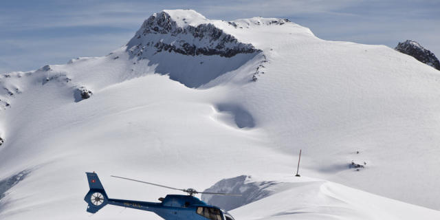 Helikopter im Anflug zu einem Gebirgslandeplatz im Berner Oberland