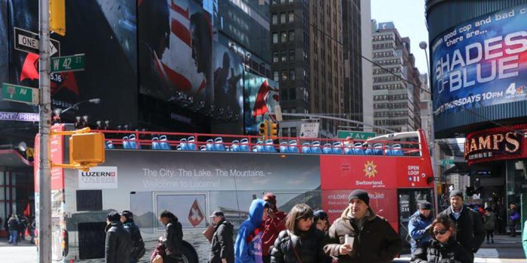 Die Schweiz zu Gast am New Yorker Times Square - mit dem Ziel, dass bald noch mehr US-Amerikaner die Schweiz besuchen. Die Werbeoffensive auf Bussen scheint zu fruchten.