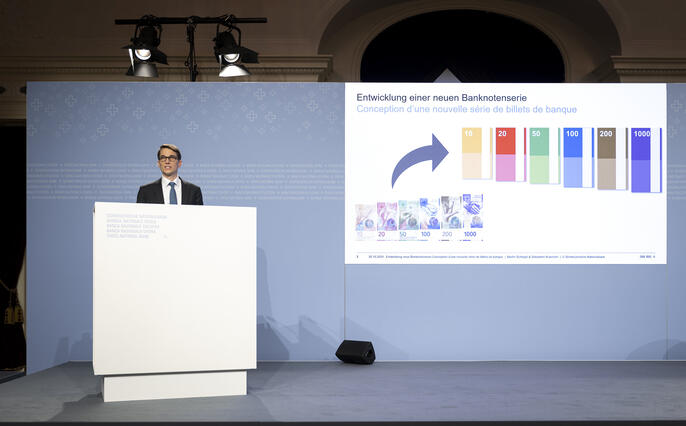 Martin Schlegel, Präsident der Schweizerischen Nationalbank, bei seiner Ankündigung der Entwicklung einer neuen Banknotenserie am  30. Oktober 2024.
