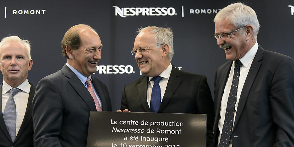 Bundesrat Schneider-Ammann (M.) und Nestlé-Chef Paul Bulcke (2.v.l.) eröffnen das Zentrum feierlich, umrahmt vom Nespresso-Verantwortlichen Patrice Bula (l.) und Beat Vonlanthen (r.), Volkwirtschaftsdirektor des Kantons Freiburg .