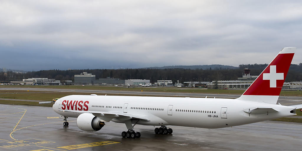 Eine Boeing 777-300ER der Swiss landet im Flughafen Zürich Kloten. Dank neuen Langstreckenflugzeugen, die mehr Platz bieten, konnte die Swiss im Januar mehr Passagiere mit weniger Flügen als im Vorjahr transportieren.