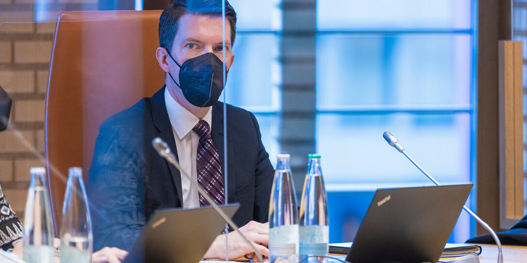 Gemäss dem Regierungsrat Manuel Frick ist beim Neubau des Landesspitals alles im grünen Bereich.