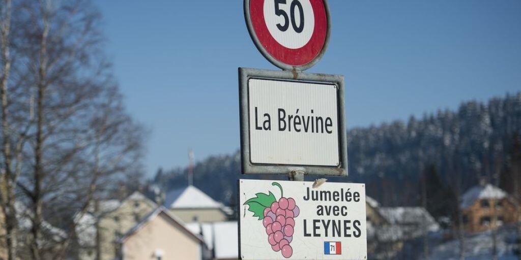 Das für seine Kälte bekannte Neuenburger Bauerndorf La Brévine gehört zu den 18 Schweizer Gemeinden, die das 20-Prozent-Kontingent für Zweitwohnungen ausgeschöpft haben. (Archivbild) Das für seine Kälte bekannte Neuenburger Bauerndorf La Brévine gehört zu den 18 Schweizer Gemeinden, die das 20-Prozent-Kontingent für Zweitwohnungen ausgeschöpft haben. (Archivbild)