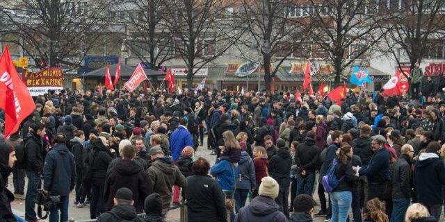 Gegendemonstranten protestieren gegen die  Anti-Islamismus-Demo