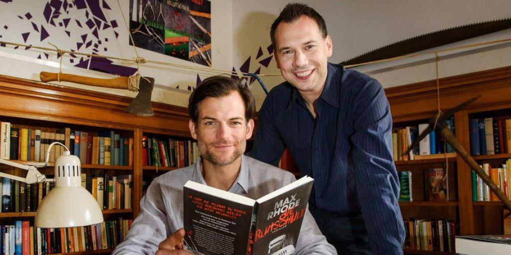 Sebastian Fitzek (r) ist mit rund 9 Millionen verkauften Büchern der wohl erfolgreichste zeitgenössische deutsche Krimiautor. In der Verfilmung seines Buchs "Das Joshua-Profil" hat er nun erstmals einen kleinen Cameo-Auftritt neben dem Hauptdarsteller Torben Liebrecht (l).