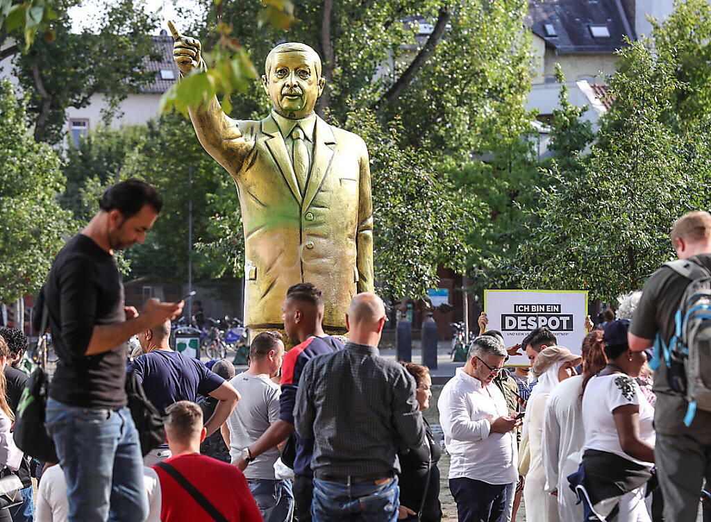Eine vier Meter hohe, goldfarbene Statue des türkischen Präsidenten Erdogan hat in Wiesbaden heftige Diskussionen ausgelöst. Die Statue war Teil der Kunstausstellung Wiesbaden Biennale. Sie wurde "aus Sicherheitsgründen" entfernt. (Foto: Armando Babani/EPA) Eine vier Meter hohe, goldfarbene Statue des türkischen Präsidenten Erdogan hat in Wiesbaden heftige Diskussionen ausgelöst. Die Statue war Teil der Kunstausstellung Wiesbaden Biennale. Sie wurde "aus Sicherheitsgründen" entfernt. (Foto: Armando Babani/EPA)
