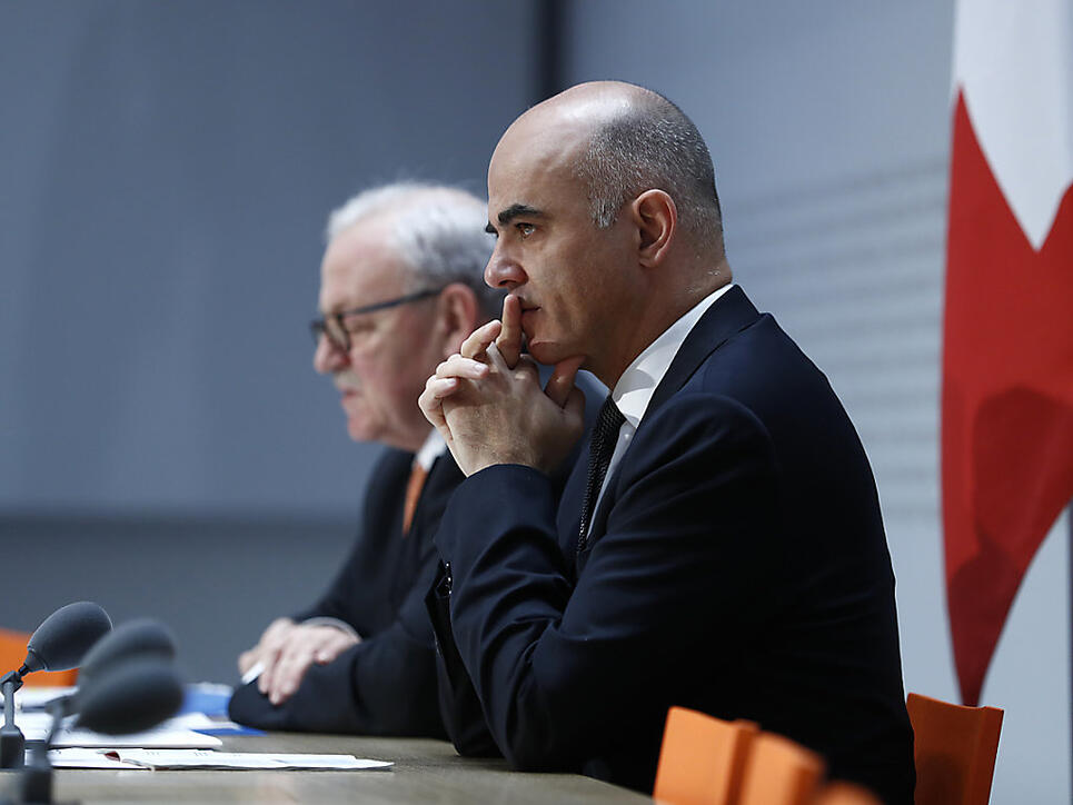 Sozialminister Alain Berset stellt sich den Fragen zum Gesetz über Versicherungsdetektive. Aus Sicht des Bundesrates ist dieses nicht unverhältnismässig.