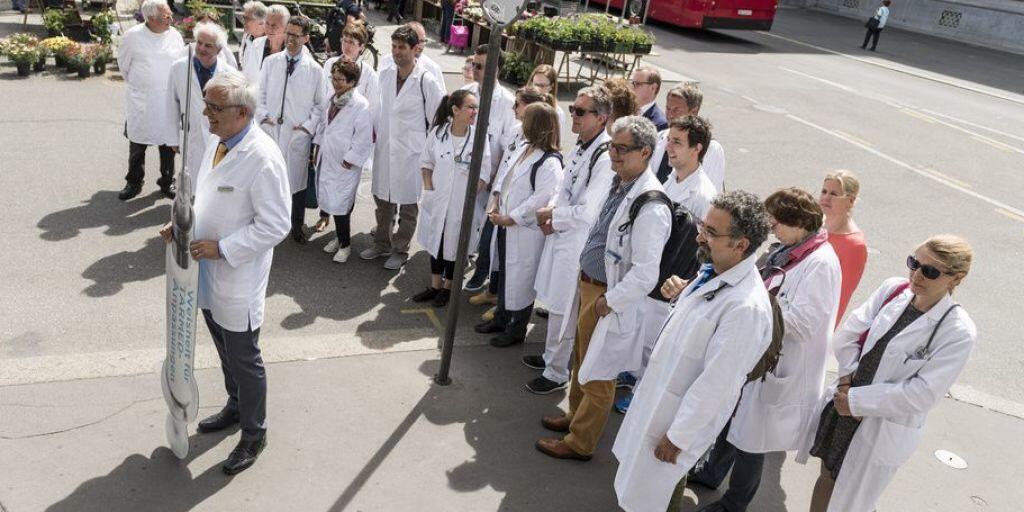 Knapp 40'000 Ärzte und Ärztinnen arbeiten in der Schweiz, etwa 4 auf 1000 Einwohner. Das scheint viel. Dennoch könnte künftig Ärztemangel herrschen, unter anderem, weil ausländische Fachkräfte schwieriger zu bekommen sind. (Archivbild). Knapp 40'000 Ärzte und Ärztinnen arbeiten in der Schweiz, etwa 4 auf 1000 Einwohner. Das scheint viel. Dennoch könnte künftig Ärztemangel herrschen, unter anderem, weil ausländische Fachkräfte schwieriger zu bekommen sind. (Archivbild).