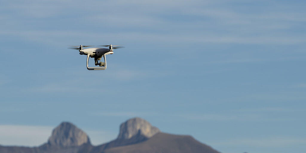 Für die sichere Integration von Drohnen in den Schweizer Luftraum reicht laut einer Studie das bestehende Mobilfunknetz aus. (Archivbild)