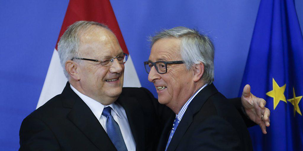 Johann Schneider-Ammanns erster Brüssel-Besuch als Bundespräsident: Der Bundespräsident (links) und EU-Kommissionspräsident Jean-Claude Juncker begrüssen sich freundschaftlich. Johann Schneider-Ammanns erster Brüssel-Besuch als Bundespräsident: Der Bundespräsident (links) und EU-Kommissionspräsident Jean-Claude Juncker begrüssen sich freundschaftlich.
