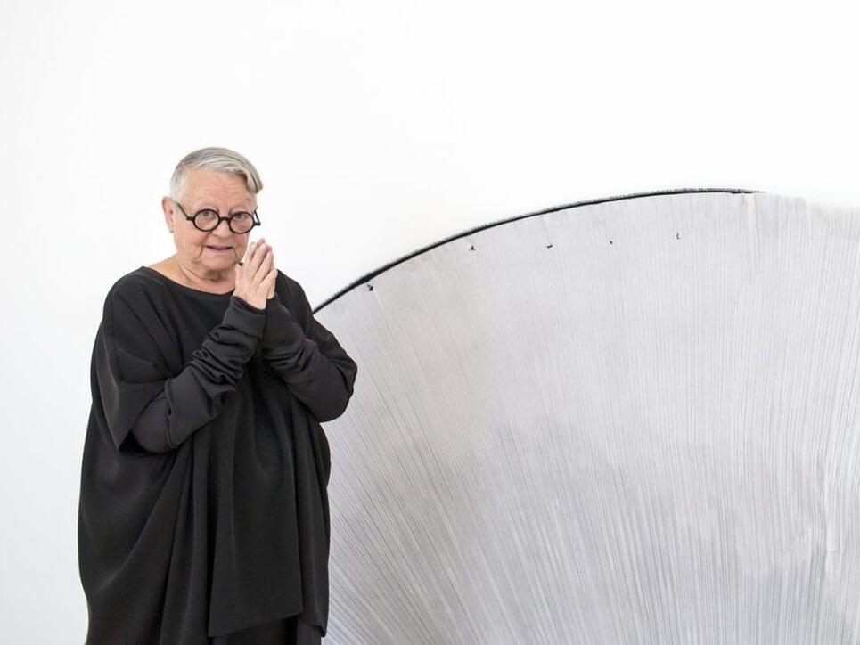 Christa de Carouge vergangenen November in der ihr gewidmeten Ausstellung im Kunsthaus Zug. Am Dienstag ist die Designerin, deren Werke fast ausnahmslos schwarz waren, mit 81 Jahren gestorben. (Archivbild 16.11.17)