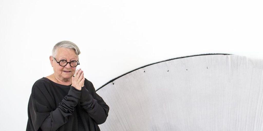 Christa de Carouge vergangenen November in der ihr gewidmeten Ausstellung im Kunsthaus Zug. Am Dienstag ist die Designerin, deren Werke fast ausnahmslos schwarz waren, mit 81 Jahren gestorben. (Archivbild 16.11.17)