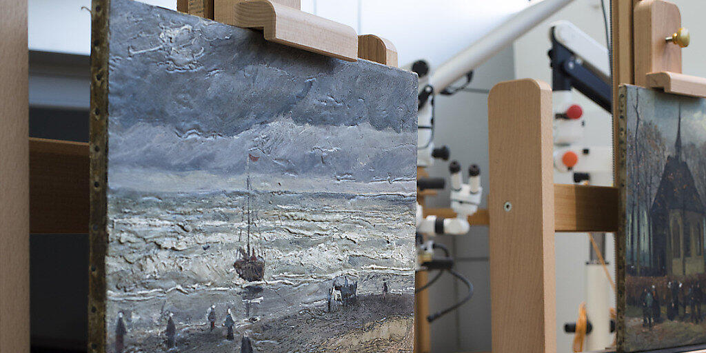 Die Gemälde "Strand von Scheveningen" aus dem Jahr 1882 und "Die Kirche von Nuenen mit Kirchgängern" von 1884/85 kehren am Mittwoch nach aufwendiger Restaurierung in das Van-Gogh-Museum zurück.