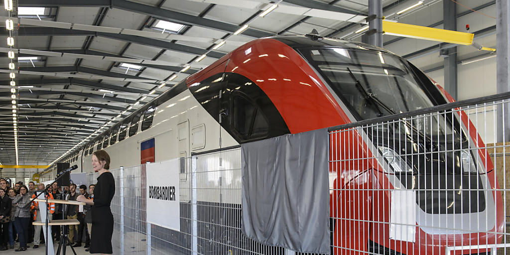 Die kanadische Botschafterin in der Schweiz, Jennifer MacIntyre, vor einem der neuen Doppelstock-Intercity-Zügen der SBB. (KEYSTONE/Jean-Christophe Bott) Die kanadische Botschafterin in der Schweiz, Jennifer MacIntyre, vor einem der neuen Doppelstock-Intercity-Zügen der SBB. (KEYSTONE/Jean-Christophe Bott)