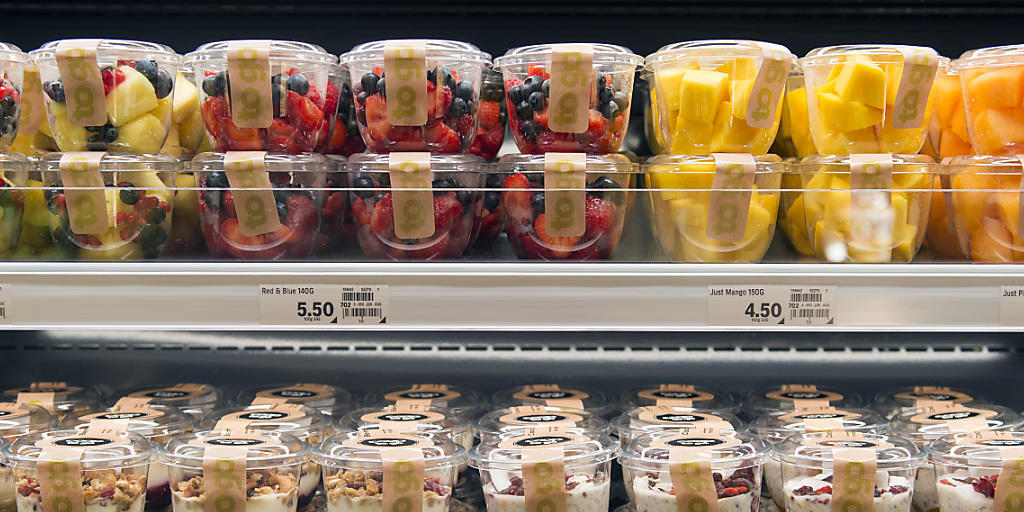 Waren in einer Coop-Filiale: Der Schweizer Detailhandel hat gemäss einer Studie von Bakbasel im letzten Jahr stärker unter der Frankenaufwertung gelitten als im Jahr 2011, als die Untergrenze eingeführt wurde.