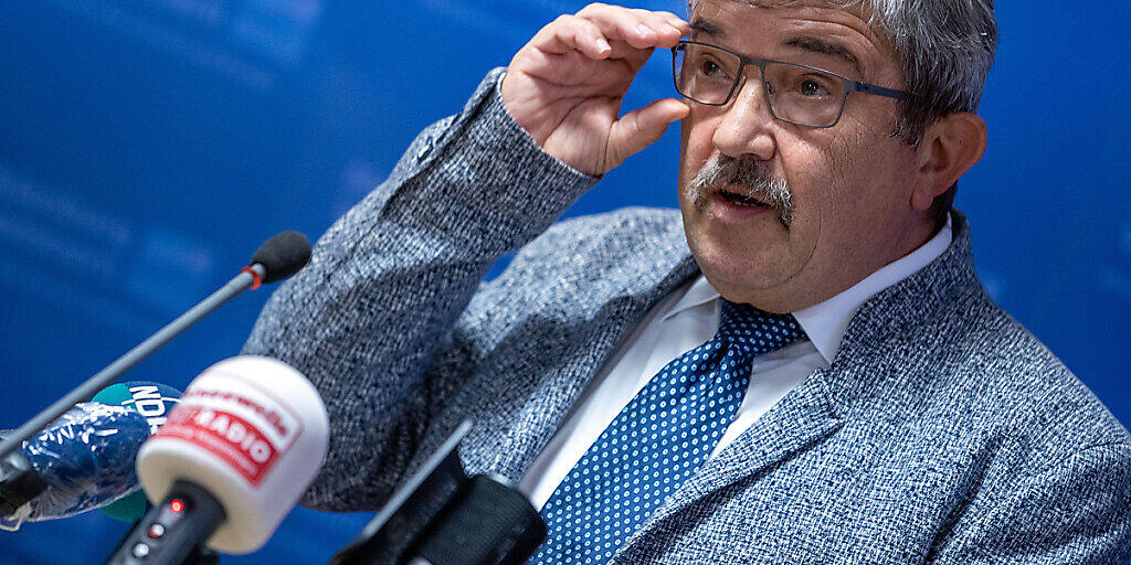 ARCHIV - Lorenz Caffier, Innenminister von Mecklenburg-Vorpommern, ist wegen eines Waffenkaufs bei einem mutmaßlichen Rechtsextremisten zurückgetreten. Foto: Jens Büttner/dpa-Zentralbild/dpa