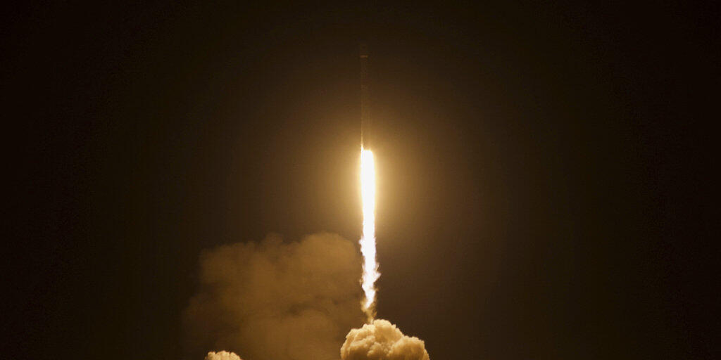 Eine SpaceX-Rakete startet von der Vandenberg-Luftwaffenbasis in Kalifornien. In einem Gewächshaus an Bord eines am Montag losgeflogenen Satelliten des Deutschen Zentrums für Luft- und Raumfahrt sollen Tomaten wachsen. (Foto: Matt Hartman via AP)