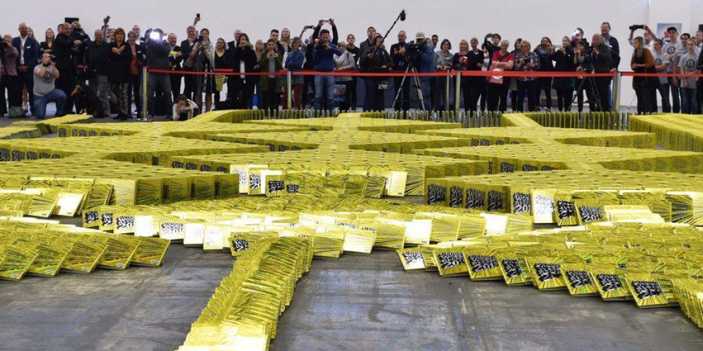 Guinness-Bücher für das Guinness-Buch: Der Weltrekord im Bücher-Domino wurde auf der Frankfurter Buchmesse gebrochen.