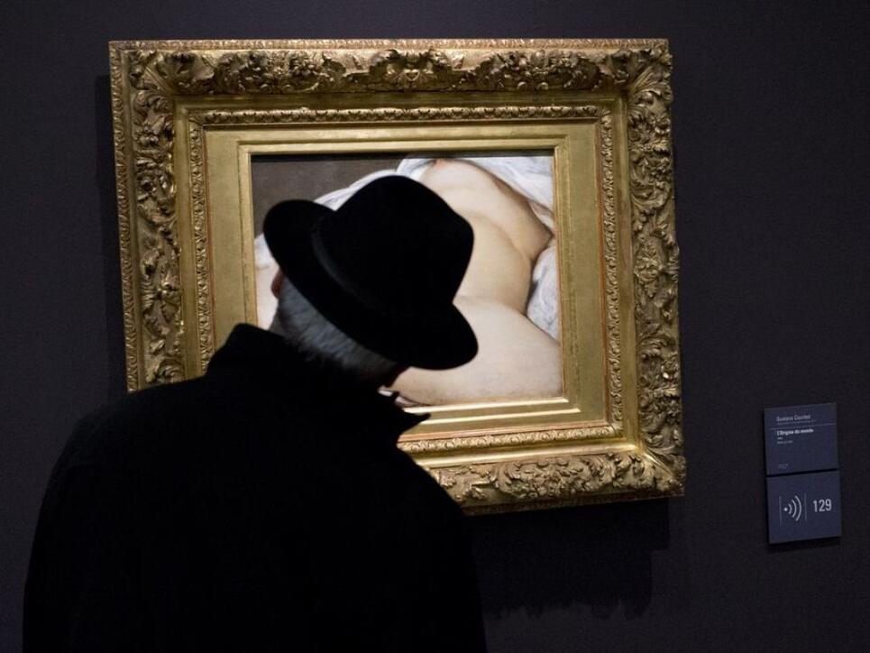 Ein Besucher verdeckt den nackten Schambereich auf dem berühmten Gemälde "Der Ursprung der Welt" von Gustave Courbet. Facebook war das Bild zu frivol, deshalb sperrte das Unternehmen ein Nutzerkonto. Der Nutzer wird mit seiner Schadenersatzforderung vor Gericht vermutlich abblitzen. (Archivbild)