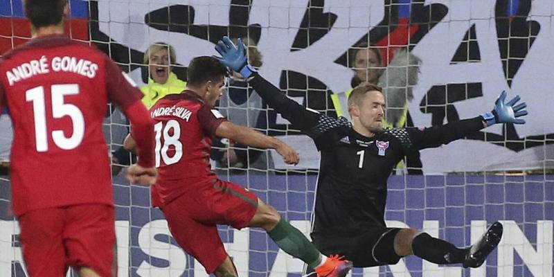 Portugals André Silva bezwingt Färöers Goalie Gunnar Nielsen dreimal in 25 Minuten Portugals André Silva bezwingt Färöers Goalie Gunnar Nielsen dreimal in 25 Minuten