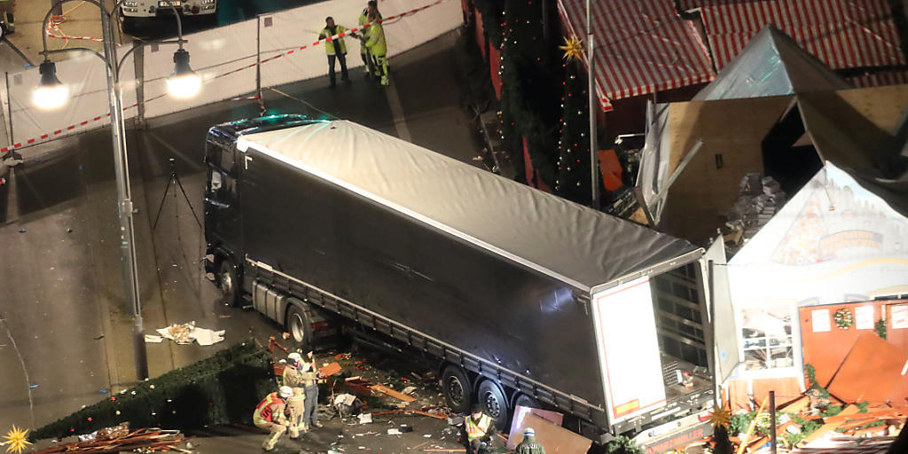 Die Polizei untersucht das abgesperrte Areal um den Weihnachtsmarkt an der Gedächtniskirche in Berlin.Bei einem möglichen Anschlag mit einem Lastwagen auf einem Weihnachtsmarkt sind nach Angaben der Feuerwehr zwölf Menschen getötet worden. Daneben gebe es mindestens 50 Verletzte.