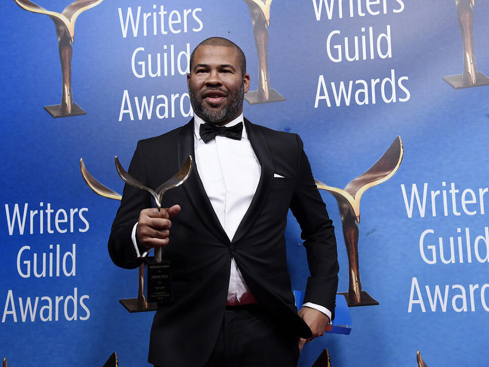 Jordan Peele, Regisseur des Films "Get Out", nimmt am 11. Februar 2018 in Los Angeles bei der Verleihung der Writers Guild Awards einen Drehbuchpreis entgegen. (Archiv)