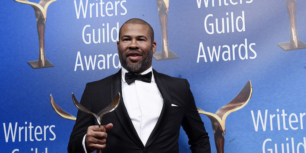 Jordan Peele, Regisseur des Films "Get Out", nimmt am 11. Februar 2018 in Los Angeles bei der Verleihung der Writers Guild Awards einen Drehbuchpreis entgegen. (Archiv)