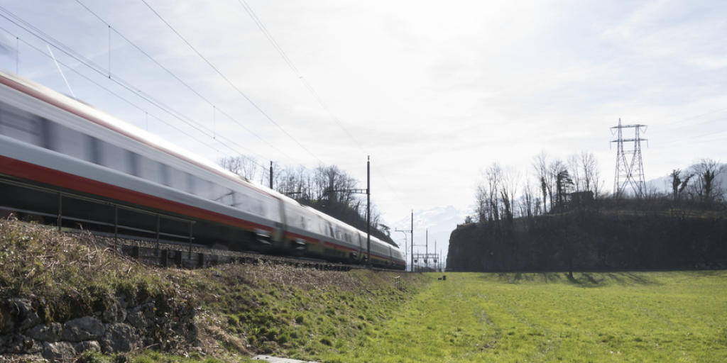 Ein von Alstom gebauter Neigezug des Modells ETR 610 durchfährt den Kanton Schwyz. (Archiv)