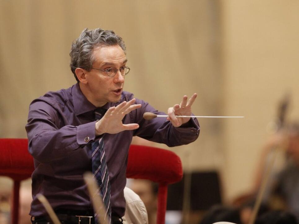 Der Dirigent Fabio Luisi distanziert sich vom Echo-Musikpreis. Der Italiener, der als Generalmusikdirektor am Opernhaus Zürich wirkt, erhielt den Echo Klassik 2009. (Archivbild)