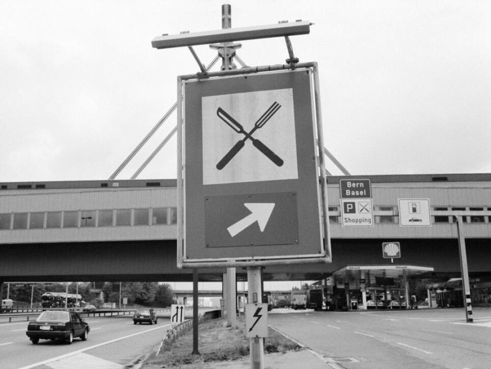 Autobahnraststätten laden zum Essen und Trinken ein. Alkoholische Getränke waren aber verboten - mit einer Ausnahme:  Anfang der 80er Jahre durfte in Yvorne VD für kurze Zeit Wein und Bier verkauft werden. Nun wankt das Alkoholausschankverbot definitiv.  (Archivbild)