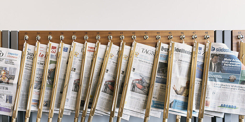 Schweizer Zeitungen an einem Ständer an der Universität St. Gallen. (Archivbild)
