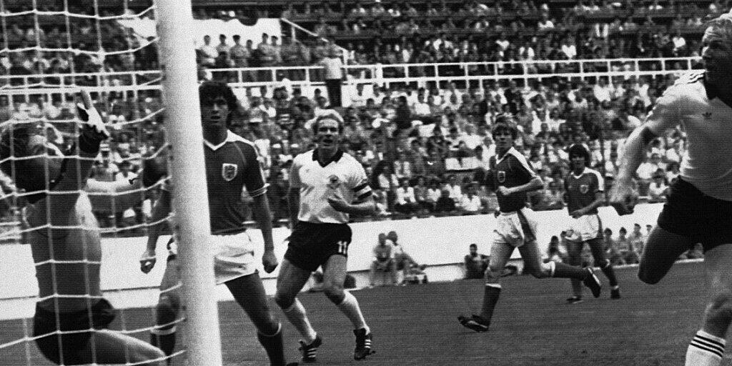 Der Ball fliegt nach dem Kopfball von Horst Hrubesch ins Tor, danach spielen Deutsche und Österreicher kaum noch Fussball