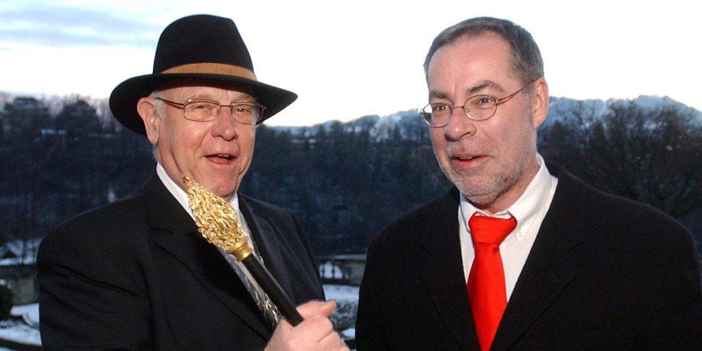 Klaus Baumgartner (l.) übergibt 2004 das Zepter an seinen Nachfolger Alexander Tschäppät. (Archiv)