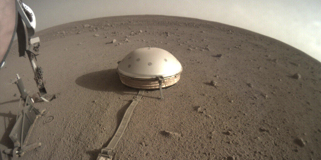 Das Seismometer "SEIS" unter seiner Schutzhaube auf der Marsoberfläche. Seit seiner Inbetriebnahme hat es 450 Marsbeben aufgezeichnet.