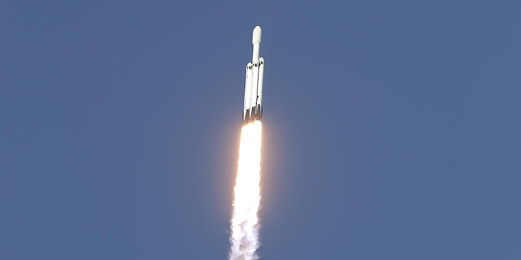Die gegenwärtig stärkste Trägerrakete der Welt, die Falcon Heavy von SpaceX, hat in der Nacht auf Freitag ihren ersten kommerziellen Einsatz erfolgreich absolviert und einen Satelliten ins All gebracht.