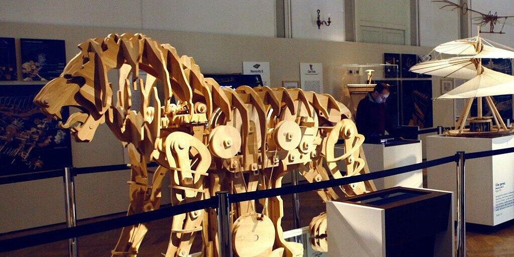 Nach Plänen des Universalgelehrten Leonardo da Vinci: Experten aus Italien haben ein zwei Meter grosses Löwen-Raubtier aus Holz und mit einem Metall-Mechanismus nachgebaut. (Archivbild)