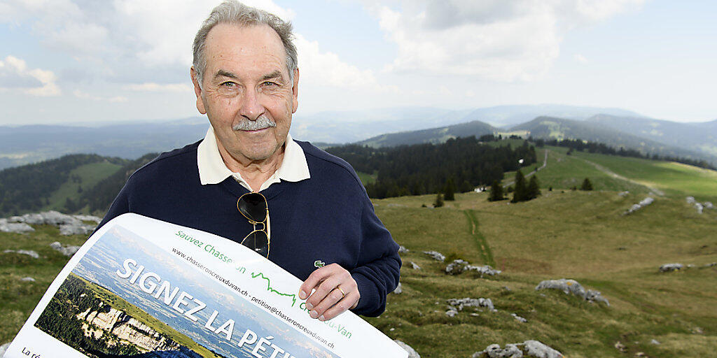 Jean-Marc Blanc von Paysage-Libre Vaud lancierte die Petition am Dienstag auf dem Gipfel des Chasseron.