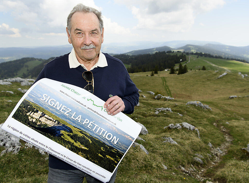 Jean-Marc Blanc von Paysage-Libre Vaud lancierte die Petition am Dienstag auf dem Gipfel des Chasseron.