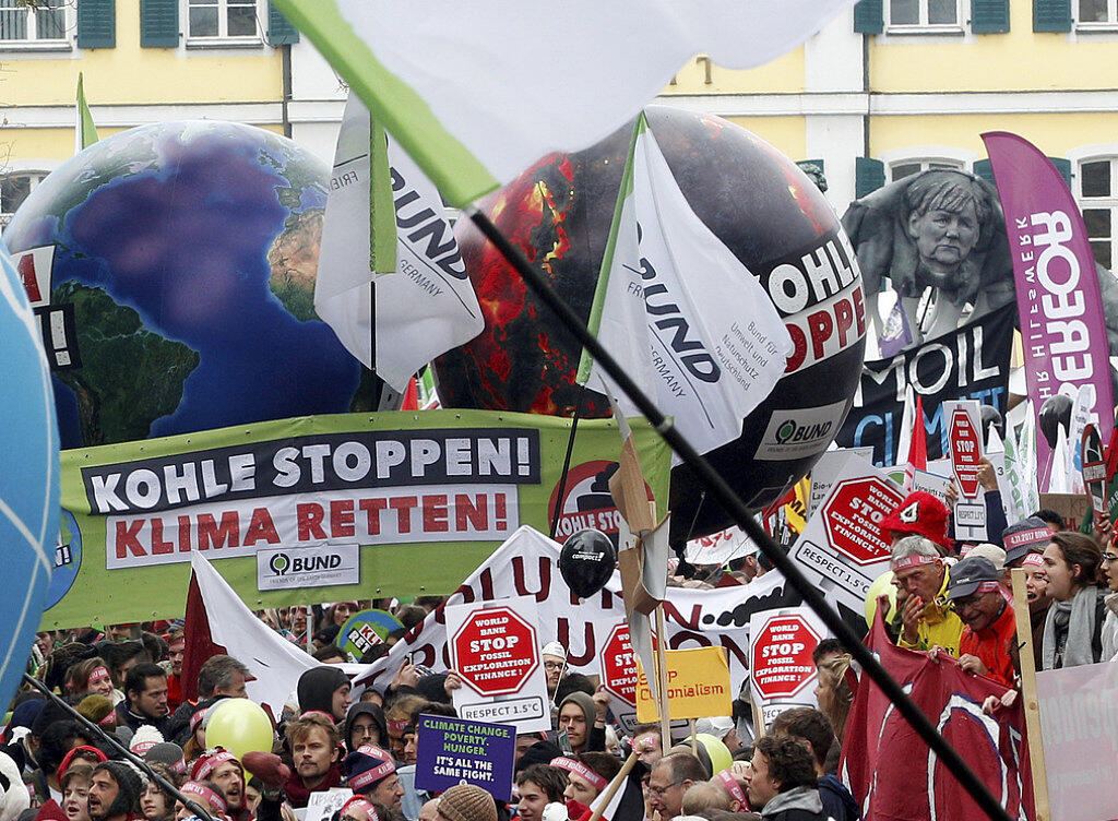 Vor Beginn der Weltklimakonferenz in Bonn haben tausende Menschen in der früheren Hauptstadt für den Ausstieg aus der Kohleenergie demonstriert.