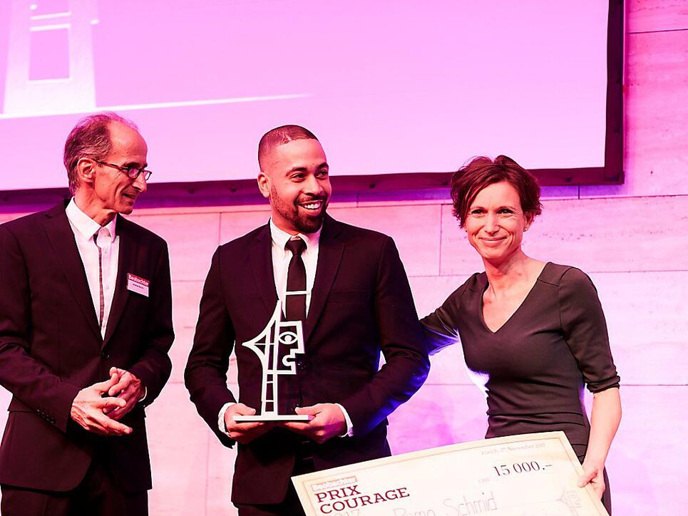 Der Dübendorfer Remo Schmid (Mitte) freut sich mit Jury-Präsidentin Pascale Bruderer über den "Prix Courage".
