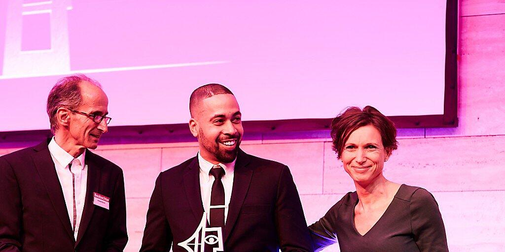 Der Dübendorfer Remo Schmid (Mitte) freut sich mit Jury-Präsidentin Pascale Bruderer über den "Prix Courage".