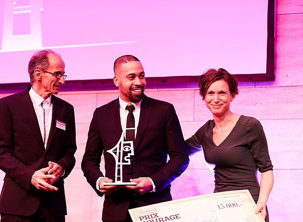 Der Dübendorfer Remo Schmid (Mitte) freut sich mit Jury-Präsidentin Pascale Bruderer über den "Prix Courage". Der Dübendorfer Remo Schmid (Mitte) freut sich mit Jury-Präsidentin Pascale Bruderer über den "Prix Courage".